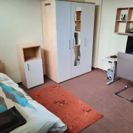Homestay szállás Schones Mit Kuche Und Bad. 10 Min Zu Fuss Zum Hbf. In 8 Min Mit Dem Bus In Die Innenstadt. Aldi, Kaufland, Netto, Lidl Und Rewe In 5 Min Zu Fuss Erreichbar. Terrasse Mit Tisch. *