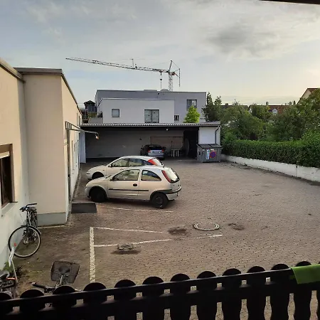 Homestay szállás Schones Mit Kuche Und Bad. 10 Min Zu Fuss Zum Hbf. In 8 Min Mit Dem Bus In Die Innenstadt. Aldi, Kaufland, Netto, Lidl Und Rewe In 5 Min Zu Fuss Erreichbar. Terrasse Mit Tisch. *