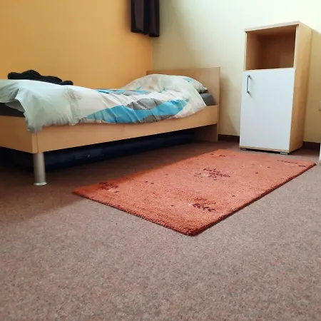 Homestay szállás Schones Mit Kuche Und Bad. 10 Min Zu Fuss Zum Hbf. In 8 Min Mit Dem Bus In Die Innenstadt. Aldi, Kaufland, Netto, Lidl Und Rewe In 5 Min Zu Fuss Erreichbar. Terrasse Mit Tisch.