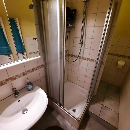 Schones Mit Kuche Und Bad. 10 Min Zu Fuss Zum Hbf. In 8 Min Mit Dem Bus In Die Innenstadt. Aldi, Kaufland, Netto, Lidl Und Rewe In 5 Min Zu Fuss Erreichbar. Terrasse Mit Tisch. Homestay szállás *