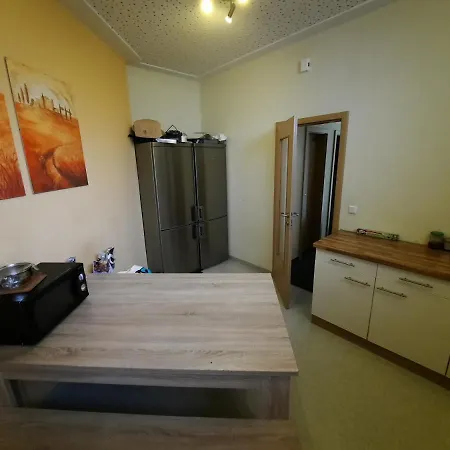 Schones Mit Kuche Und Bad. 10 Min Zu Fuss Zum Hbf. In 8 Min Mit Dem Bus In Die Innenstadt. Aldi, Kaufland, Netto, Lidl Und Rewe In 5 Min Zu Fuss Erreichbar. Terrasse Mit Tisch. * Ingolstadt