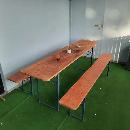 Schones Mit Kuche Und Bad. 10 Min Zu Fuss Zum Hbf. In 8 Min Mit Dem Bus In Die Innenstadt. Aldi, Kaufland, Netto, Lidl Und Rewe In 5 Min Zu Fuss Erreichbar. Terrasse Mit Tisch.