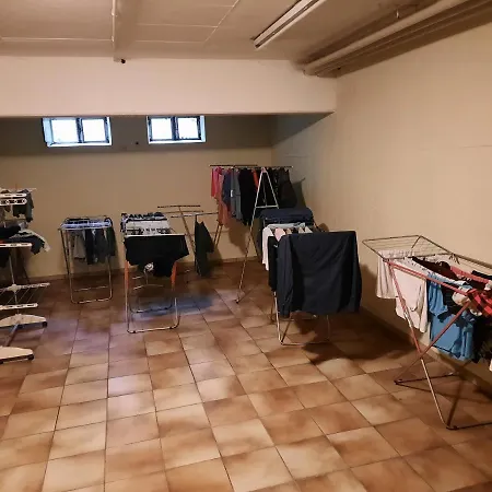 Schones Mit Kuche Und Bad. 10 Min Zu Fuss Zum Hbf. In 8 Min Mit Dem Bus In Die Innenstadt. Aldi, Kaufland, Netto, Lidl Und Rewe In 5 Min Zu Fuss Erreichbar. Terrasse Mit Tisch. Homestay szállás
