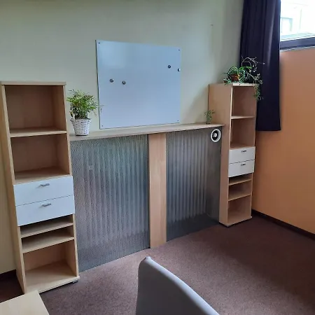 Homestay szállás Schones Mit Kuche Und Bad. 10 Min Zu Fuss Zum Hbf. In 8 Min Mit Dem Bus In Die Innenstadt. Aldi, Kaufland, Netto, Lidl Und Rewe In 5 Min Zu Fuss Erreichbar. Terrasse Mit Tisch. Ingolstadt